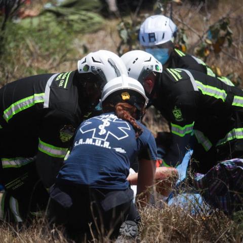 El conductor del vehículo perdió el control y se precipitó hacia un desnivel en un terreno particular para finalmente volcarse.