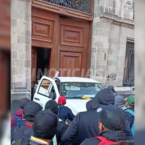 Presuntos normalistas derriban la puerta 1 de Palacio Nacional