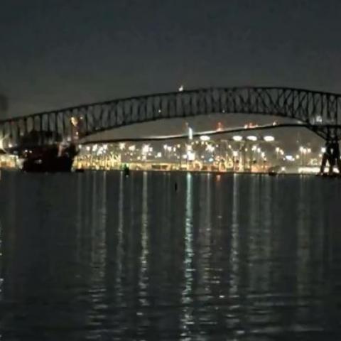 Puente de Maryland se colapsa por impacto de barco; autos se precipitaron al río