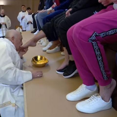 Papa Francisco lava y besa los pies de 12 reclusas