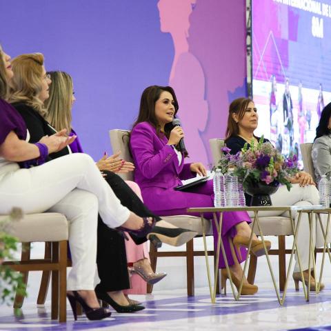 La gobernadora encabezó la conmemoración del Día Internacional de la Mujer