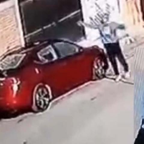 En el video se observa a un hombre lavando su auto y cómo tiene que correr para ponerse a salvo