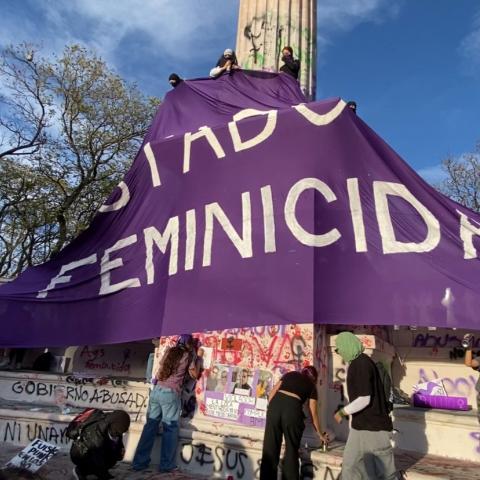 Manifestantes en exedra