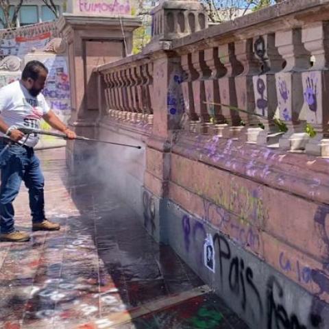 Inician retiro de pintas en la Exedra con agua a presión