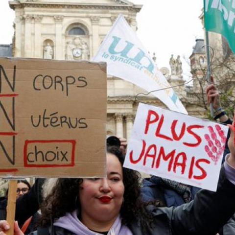 Francia, primer país en proteger constitucionalmente el aborto