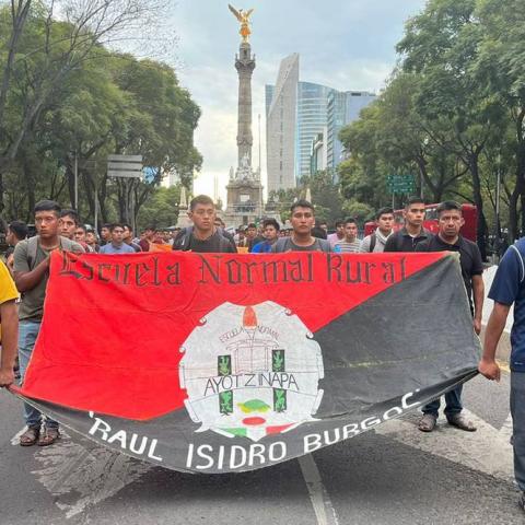 Normalistas de Ayotzinapa marchan exigiendo justicia por el asesinato de Yanqui Khotan