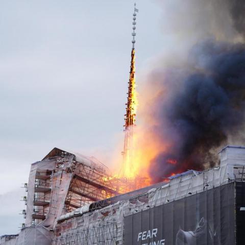 Incendio arrasa histórica bolsa de valores en Copenhague 