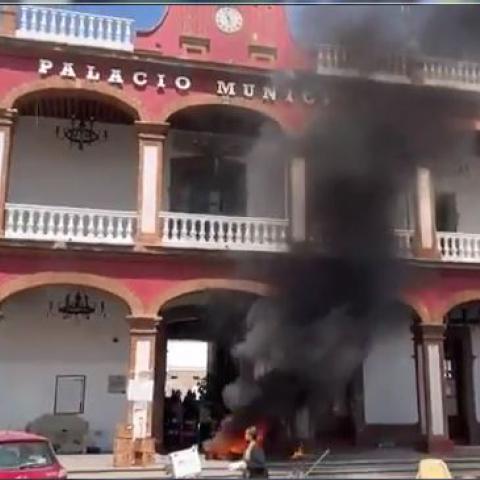 Pobladores le prenden fuego al Palacio Municipal de Otumba, Edoméx