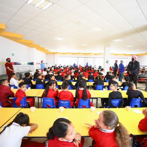 Niños en comedor escolar 