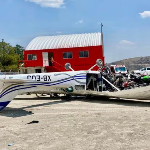 Se desploma avioneta en Atizapán; hay tres heridos