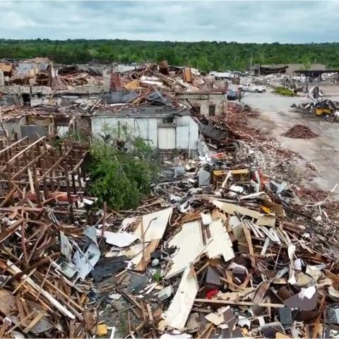 Confirman varios muertos tras paso de tornado en Oklahoma