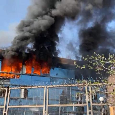 Normalistas de Ayotzinapa incendian vehículos en Palacio de Gobierno de Guerrero