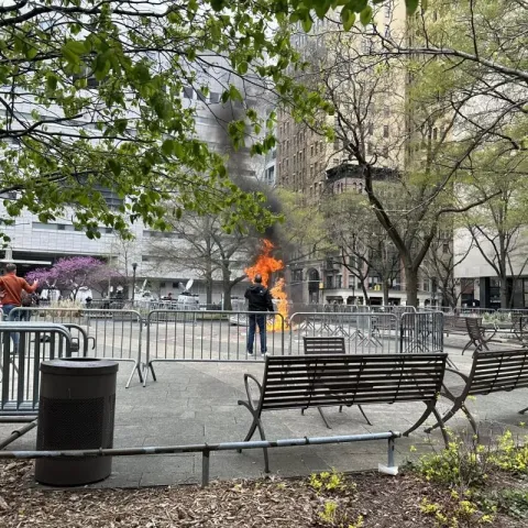 Muere el hombre que se “auto”quemó en frente de la Corte de Nueva York donde Trump es juzgado