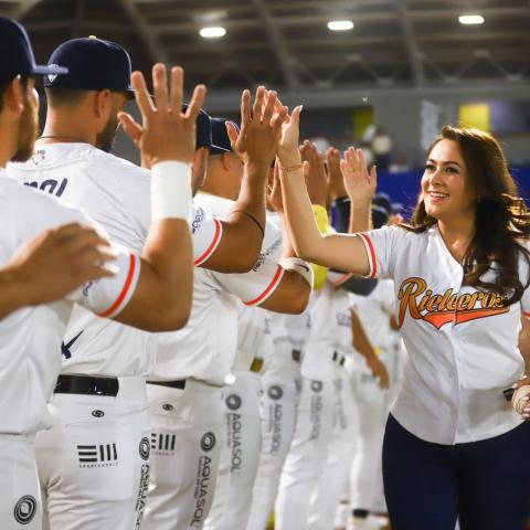 La gobernadora asistió al primer partido de la temporada de los Rieleros de Aguascalientes