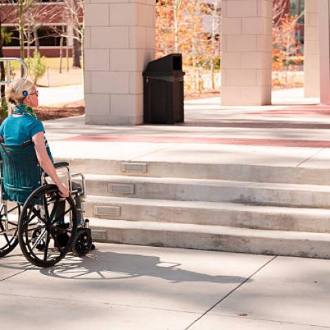 Piden personas con discapacidad mejoras en rampas de la ciudad