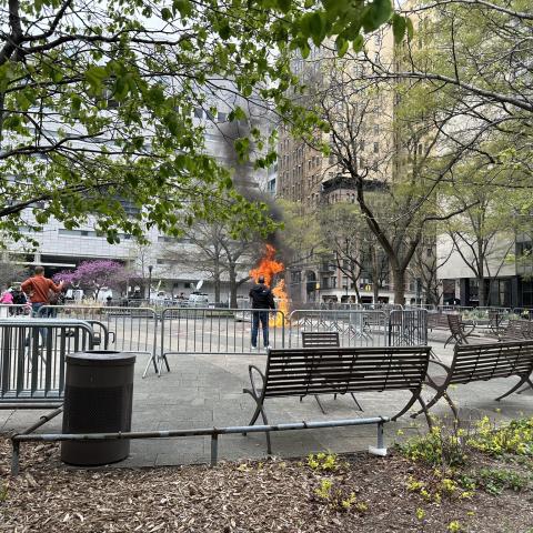 Hombre se prende fuego frente a la Corte de Nueva York durante juicio de Trump