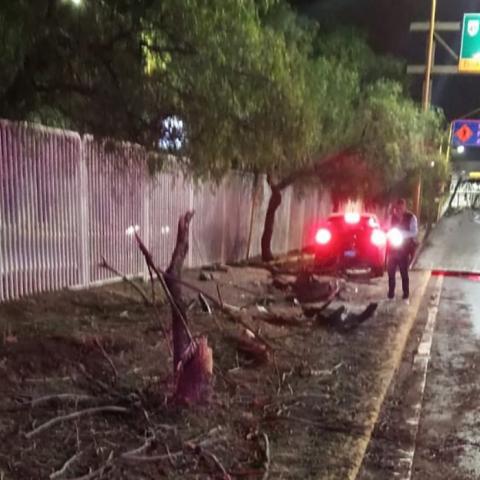 También embistió un poste de alumbrado público que terminó en el suelo