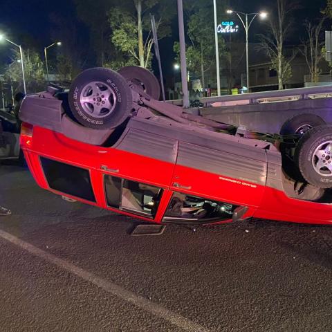 Impactó su camioneta contra la división y sufrió una aparatosa volcadura