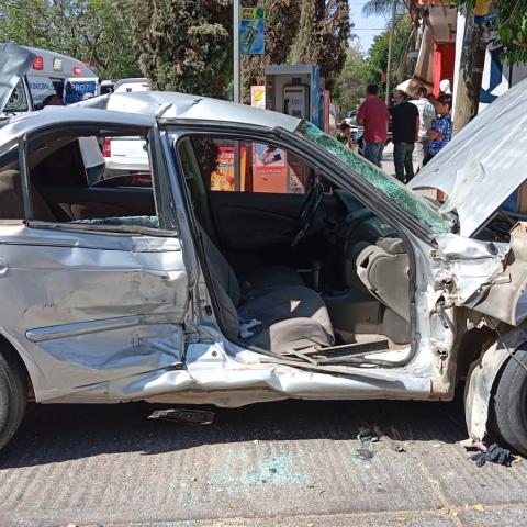 Al dar vuelta a la derecha el auto, fue embestido por una camioneta en calles de Santa Anita