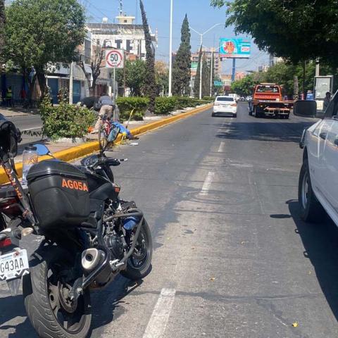 Caminaba con su bicicleta a un costado cuando fue embestido por un veloz auto