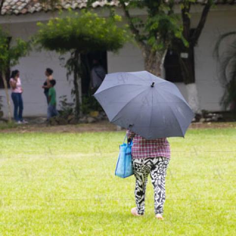 Persona cubriéndose del sol