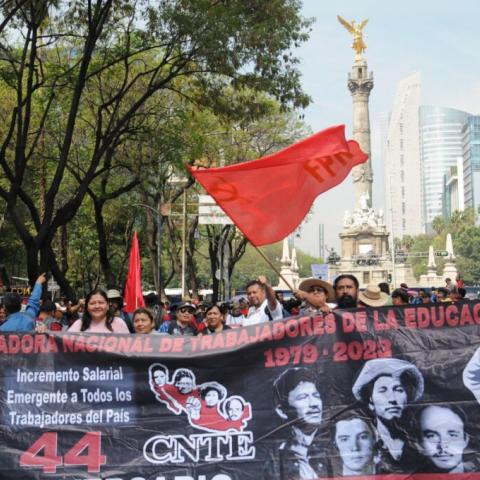 Maestros protestando