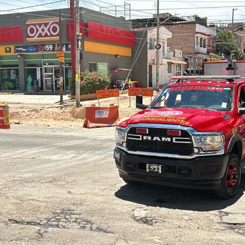 Maquinaria de construcción perforó una tubería de gas natural