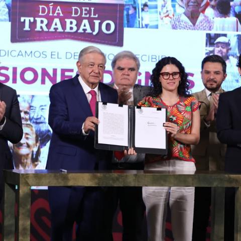 Firma López Obrador decreto para la creación del Fondo de Pensiones del Bienestar