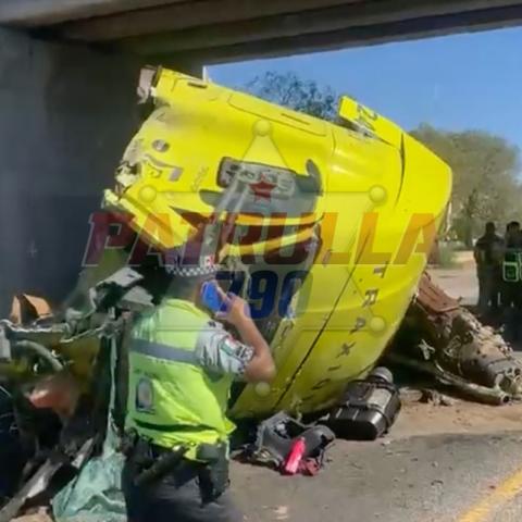 El conductor habría perdido total control del tractocamión. El choque mantiene cerrados los carriles de sur a norte.