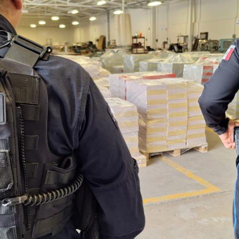 Policía Estatal resguardando el material electoral