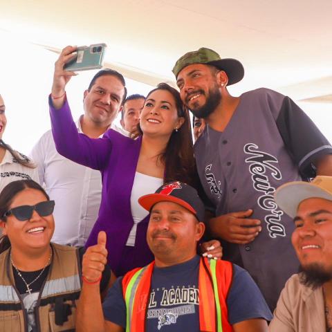 Tere Jiménez y trabajadores de la construcción 