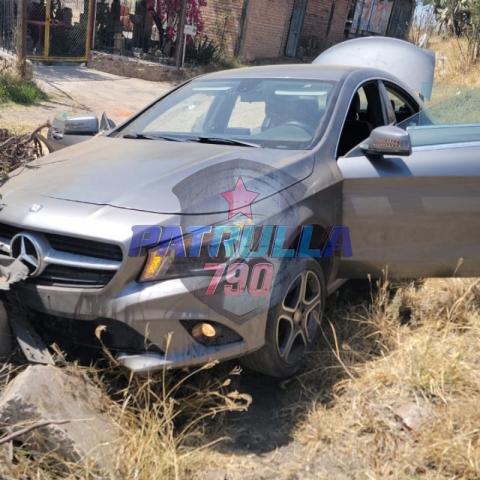 El automóvil Mercedes después del accidente