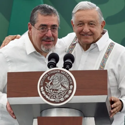 Arévalo (izquierda) y López Obrador abrazados en Chiapas