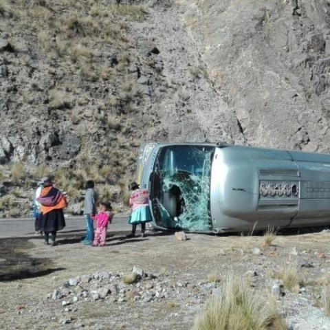 Aparatoso accidente en carretera en Perú, deja 13 muertos y 18 heridos 