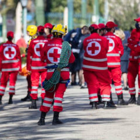 Desde la Cruz Roja informan que aún hay personas que realizan llamadas a la institución por mero entretenimiento sin haber una emergencia de por medio, incluso las llamadas las realizan personas que únicamente pretenden platicar con alguien, así lo asegur