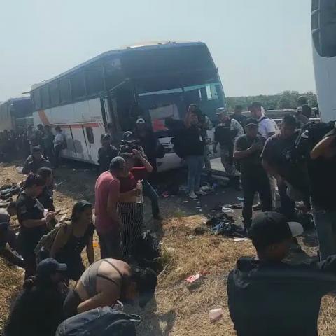 46 migrantes ecuatorianos encontrados en la autpista Minatitlán-Acayucan.