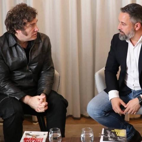 Javier Milei (derecha) y líder del partido de ultraderecha español Vox, Santiago Abascal