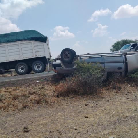 La camioneta quedó fuera de la carretera con las llantas hacia el cielo