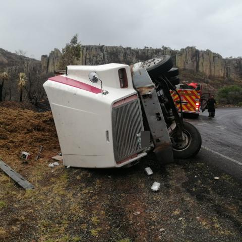 La pesada unidad era desplazada a exceso de velocidad a pesar de que la carretera estaba mojada por la lluvia