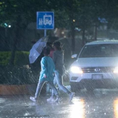 Lluvias intensas con descargas eléctricas