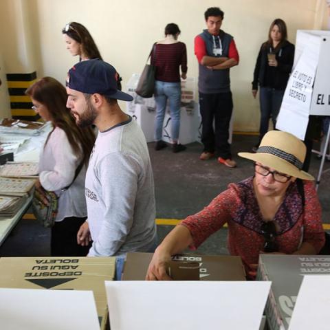 Ciudadanos ejerciendo su derecho al voto