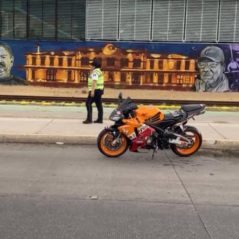 Muere motociclista al sufrir aparatosa caída sobre Gómez Morín