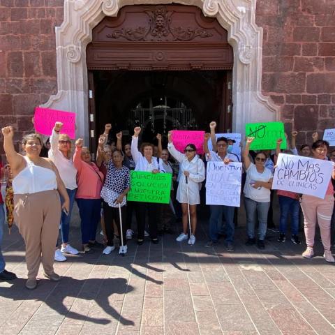 Pacientes renales se manifiestan en Palacio Municipal y de Gobierno del Estado contra cambios de clínicas 