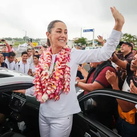 Claudia Sheinbaum llegando a Minatitlán