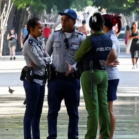 Policías en Cuba