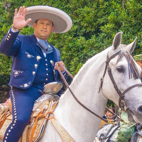 Diego Sinhue, gobernador de Guanajuato, se rompe dos costillas al caer de su caballo