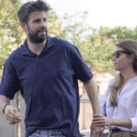 Paparazzi es condenado a un año de prisión por acosar a Piqué y Clara Chía