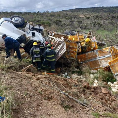 El conductor se debate entre la vida y la muerte. Tuvo que ser trasladado en helicóptero al HGZ 2 del IMSS