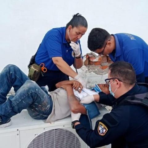 El joven de 25 años se debate entre la vida y la muerte en un hospital por las graves heridas