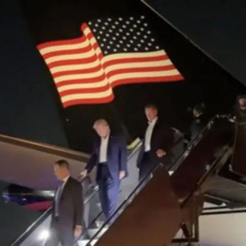 Donald Trump aterriza en Nueva Jersey y baja del avión por su propio pie